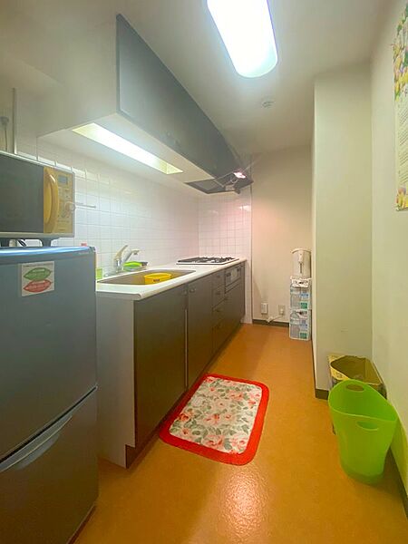 独立したキッチンです。必要かつ充分なスペースが確保されています。