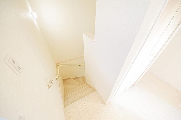 階段には手すりを標準装備することで、お子様やご高齢者の安全性にも配慮しております。