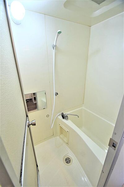画像13:お風呂はうれしい鏡付き、キレイに掃除されています。