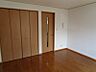 リビング/ダイニング：部屋の反対側から撮りました。左がクローゼットで、右が玄関へのドアです。
