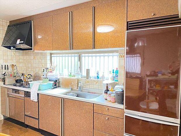 【キッチン】収納スペース・作業スペースが広いシステムキッチンは奥様にうれしいポイント！