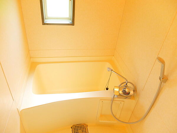 画像8:お風呂には便利な窓が付いていますよ。