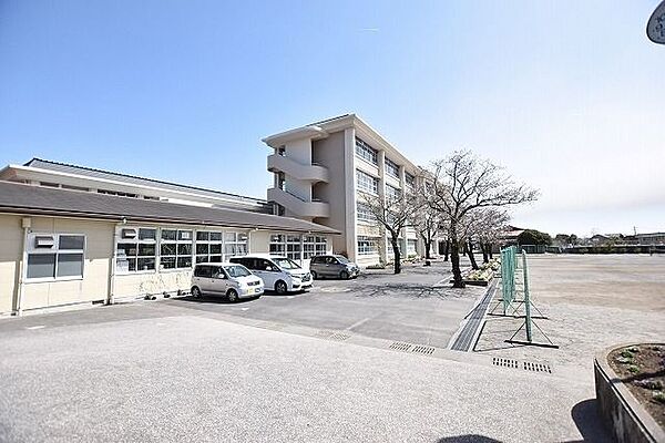 皇徳寺中学校鹿児島市西部（谷山地区北部）に位置し，平成2年4月1日に皇徳寺ニュータウンのほぼ中央に開校した。〇校訓は敬愛・自主・向学です。 1100m