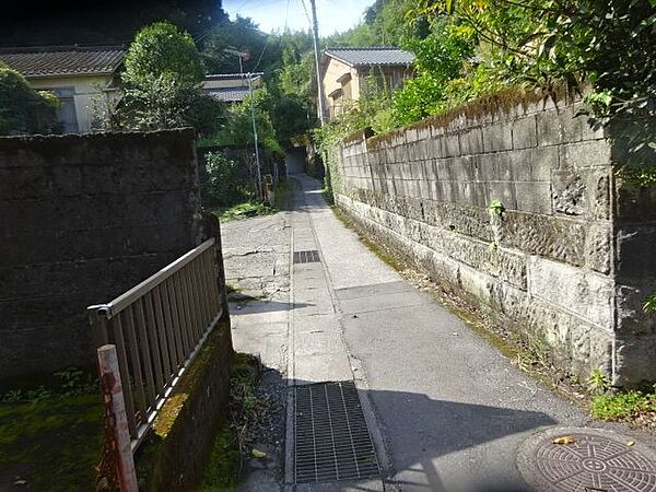 前面道路は自動車は通らない広さです