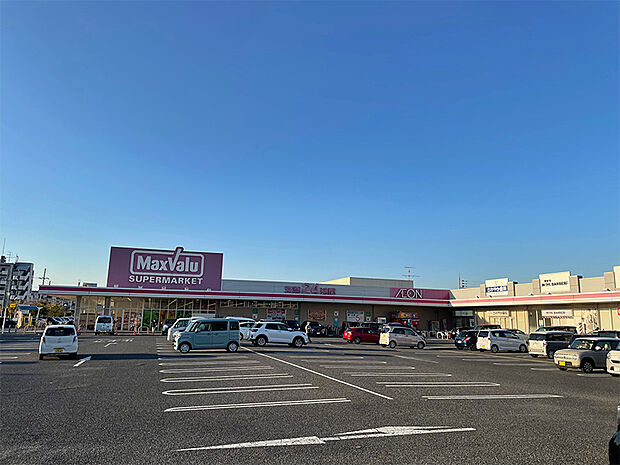 マックスバリュ羽倉崎店まで徒歩6分(約480m)。24時間営業店舗のため、買い忘れの際やお仕事帰りに気軽に立ち寄ることができるスーパーです。駐車場180台(2時間無料)。
