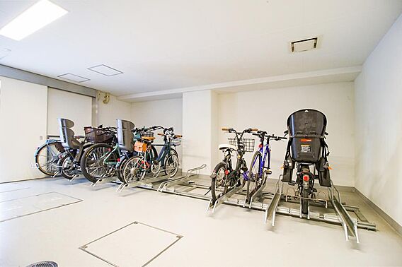 屋内駐輪場にな...