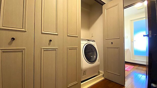 洗濯機置場：クローゼットが設置されており、定住利用の方でも不便なく、生活できます。