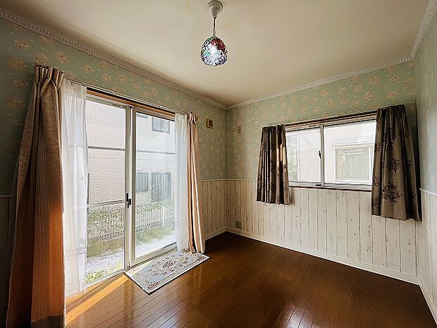 大きな窓がある洋室は、たくさんの陽射しをお部屋に取り入れてくれます