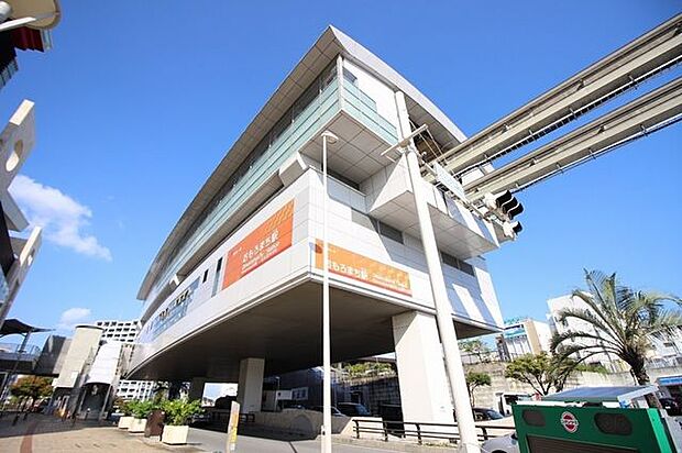 沖縄都市モノレール　おもろまち駅 960m