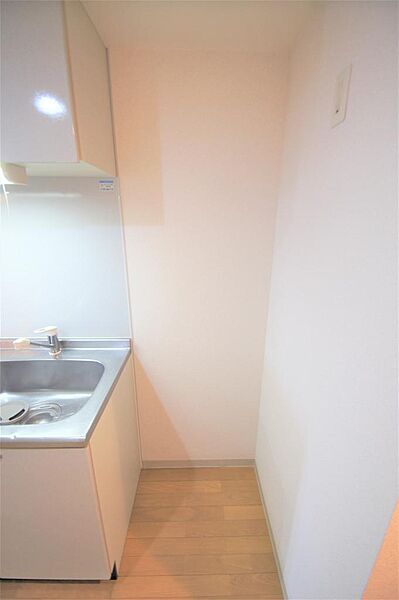 画像12:キッチン横に冷蔵庫を設置するスペースがあります。