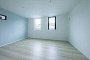 明るく家具配置もしやすい居室。内装もお選びいただけます。（当社施工例）