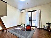洋室7.5帖、照明器具は備え付けです。
