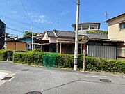 南側接道、幅員は約４ｍあります。