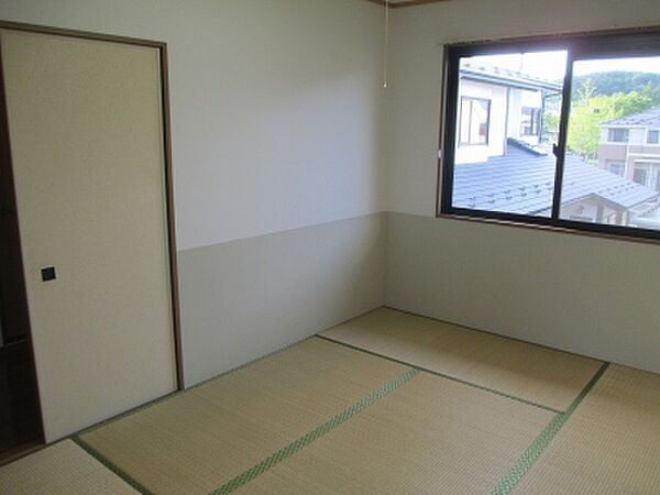 画像7:６畳の和室です。左側の戸を開けると、直接玄関に行くことができます。
