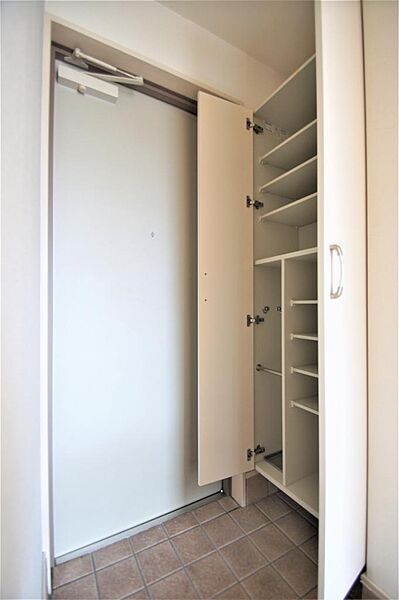画像23:玄関横にはたっぷり収納が可能なシューズボックスがあります。