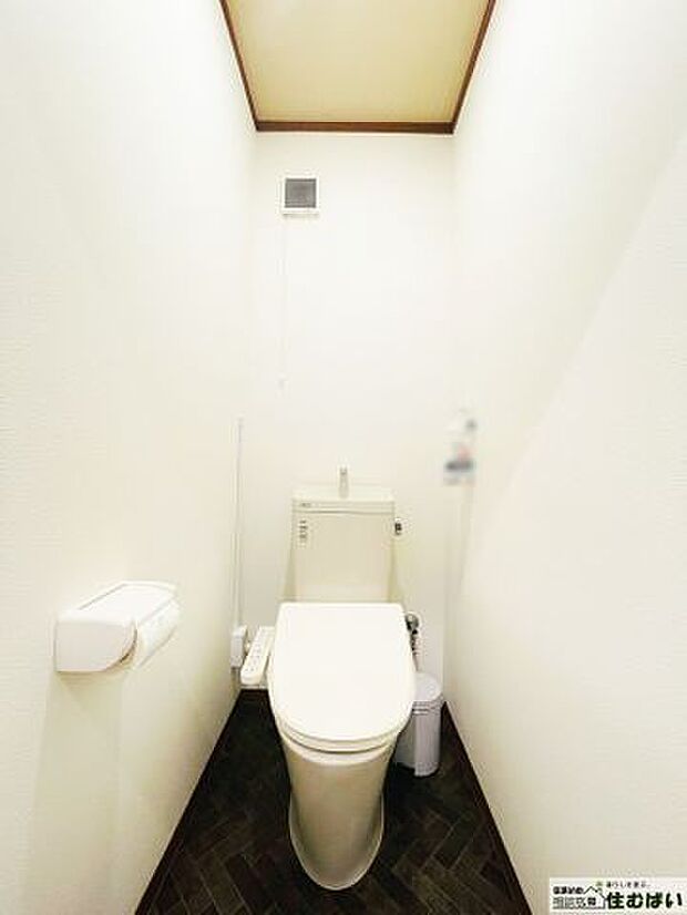 トイレも2021年に交換済みで気持ちよくお使いいただけます♪機能的なウォシュレット付き◎天井が高めで個室の圧迫感が和らぎ、ゆったりご利用いただけます☆