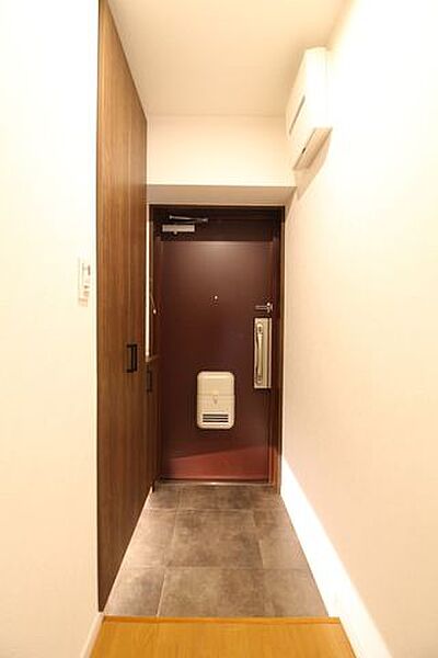まるでホテルのような玄関です。間接照明がおしゃれな素敵な空間ですね。シューズBOXつきなので、散らかりがちな玄関もすっきりとできそうですね。