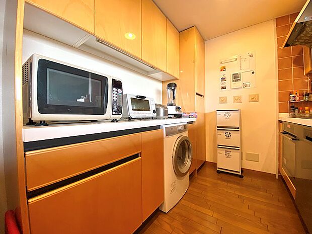 【キッチン】キッチンの後ろ側は洗濯機、電子レンジなどユーティリティがまとめられています。