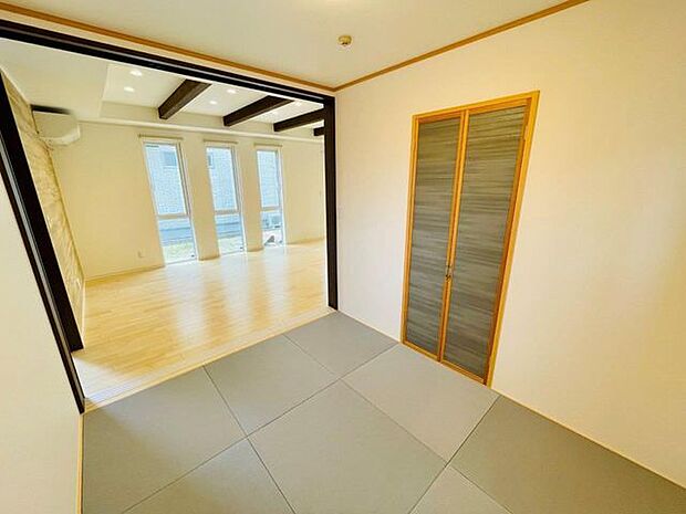 和室は正方形でデザイン性のある畳を使用