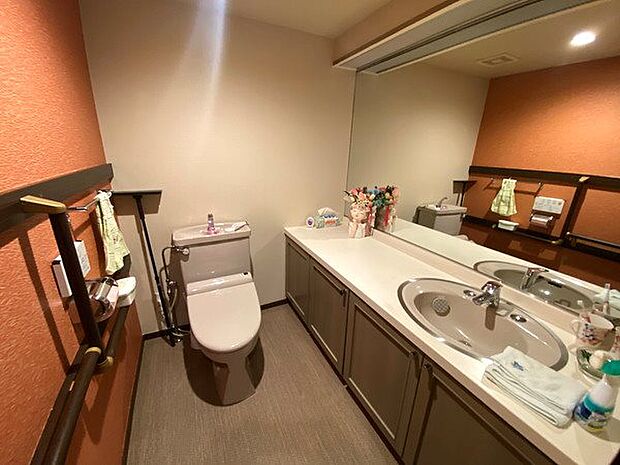 【トイレ】トイレは2か所。洗面化粧台付帯で水栓は現在のオーナー様が交換しております。