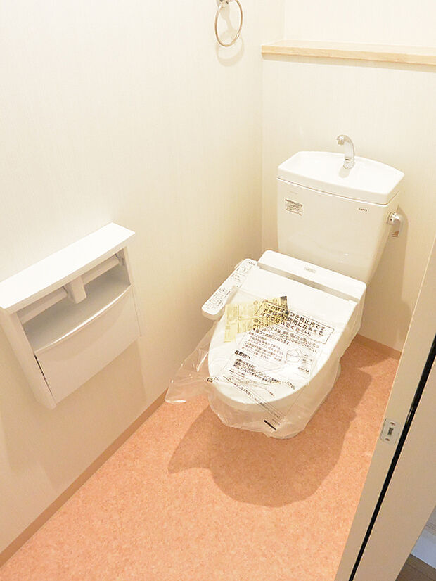 【施工例/トイレ】毎日使用するトイレは、お掃除のしやすいシンプルなデザインに◎トイレマットやタオルで彩りを添えることもできそうです。お好みのクロスをセレクトして、空間作りをお楽しみいただけます。
