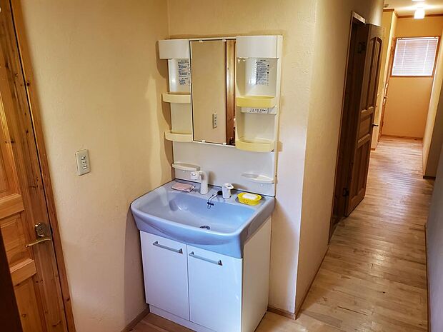 【2F　洗面】2階にも洗面台が設置されているので、朝の準備にも活躍します。