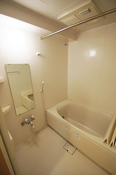 画像17:お風呂は追い焚き機能付き。浴室乾燥機も完備。