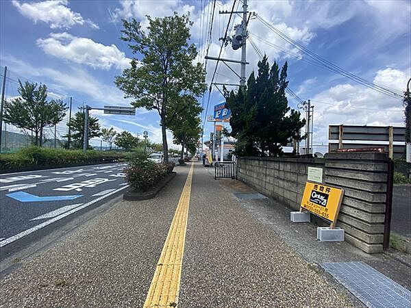 道路幅員広々でラクラク駐車できます♪