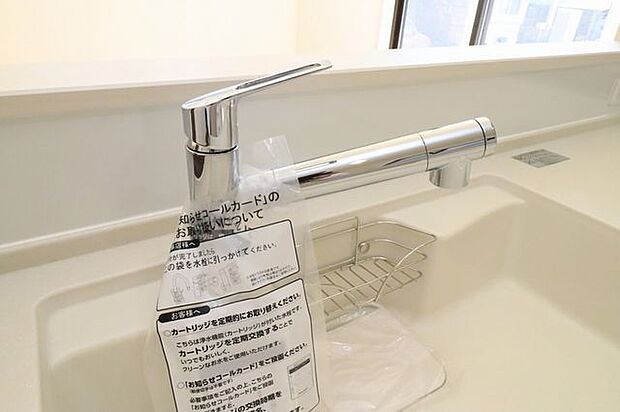 【浄水器一体型水栓(同仕様写真)】安全で安心したお水がでてくるので、小さなお子様がいるご家庭にも安心でおいしい水がいただけます。