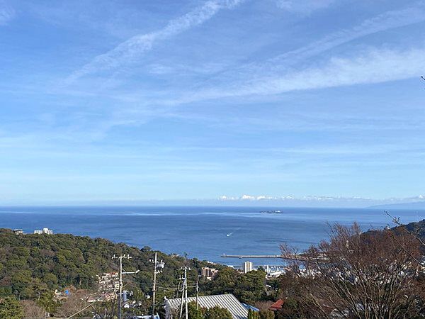 紺碧の相模湾が一望。花火大会は特等席です。