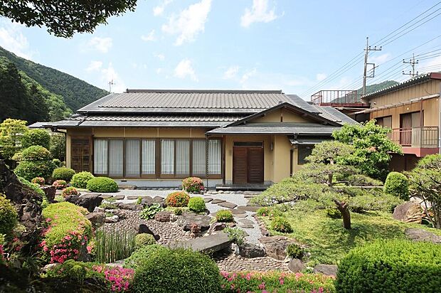 本格的な日本庭園を擁す44坪の平屋住宅　近くの山並みも含めて、お庭をお楽しみいただけます。