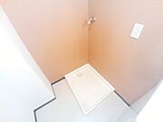 洗濯機置場は室内にございます。