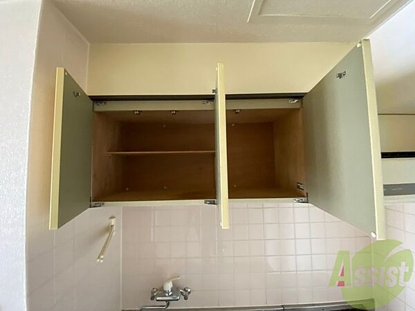 画像21:キッチン上部の棚に台所用品や食器などを入れることができます。
