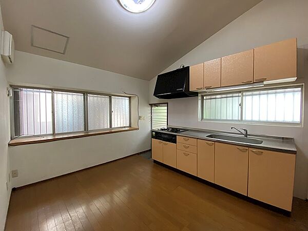 出窓のあるDK7帖。キッチンの上下に収納もたっぷりあります