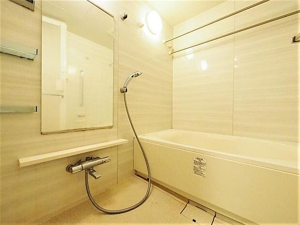 素敵なバスパネルと曲線デザインが美しい浴槽が高級感を感じさせる浴室に身も心も癒されます。疲れを癒す場所にふさわしい快適で清潔な空間で心も体もオフになる上のリラックスタイムをお楽しみください。