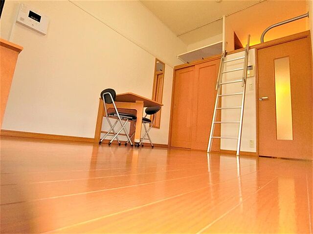 上部ロフト（ベッドスペース）・折りたたみ式机・イス・クローゼット完備のお部屋です。