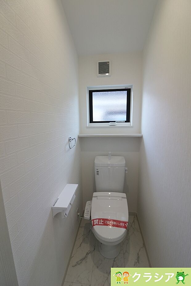 2階トイレです。快適な温水清浄便座付。いつも使うトイレだからこそ、こだわりたいポイントです（2023年5月撮影）