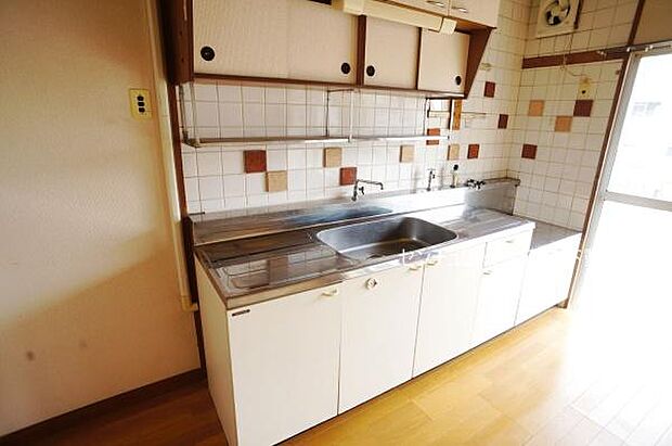 収納スペース豊富なキッチン！(2023年04月撮影)