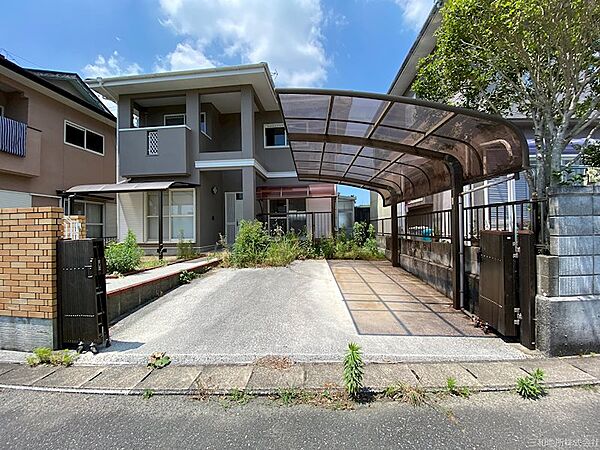 カーポートのついた駐車場