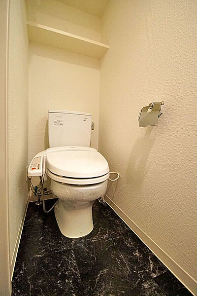 画像14:トイレ（温水洗浄便座付き）