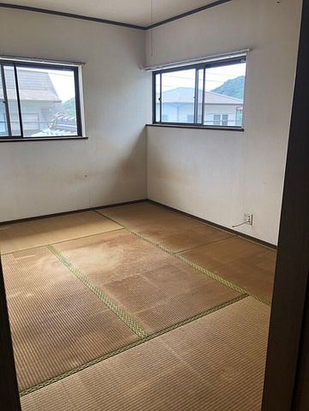 2階は和室1部屋、洋室が1部屋あります。2面に窓があり、とっても明るい！高台にある住宅なので景色もいいですね！