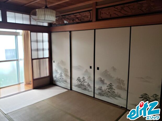 【和室】1階の和室は、襖仕切りで、欄間もあり、解放時に、広々と12畳間として使えます