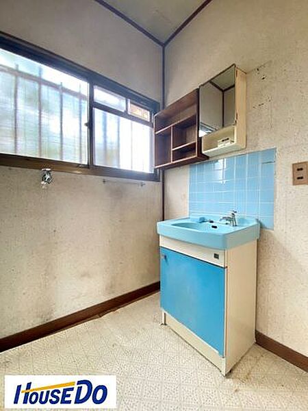 洗面脱衣所です。もちろんこのままご使用いただくこともできますが、リフォームのご提案も可能です。お見積りは無料ですので、お気軽にお申し付けくださいませ。