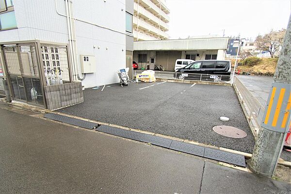 画像27:敷地内駐車場、空き状況要確認。