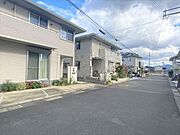 道路幅員広々でラクラク駐車できます♪