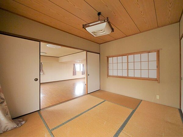 ふすまを開ければリビングと一体に。閉じれば独立した和室に。お客様の宿泊にも対応できます。
