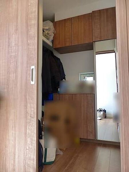 「シューズクローク」■玄関横にあるシューズクロークはベビーカーや靴など隠しながら収納できる便利なスペースです。