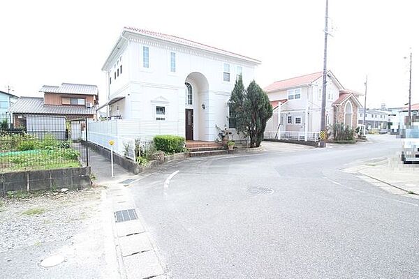 接道ないため建築不可です。整形地！日当たり良好！家庭菜園に興味のある方にオススメの土地です！！