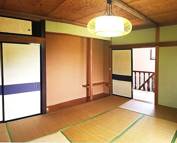 2階10畳の和室は、しっかりとした床の間があり、引き締まった雰囲気です。