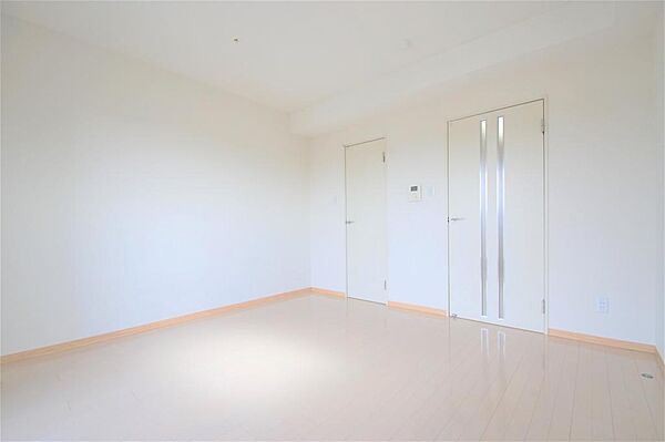 画像5:洋室８帖、白を基調とした清潔感あるお部屋です。